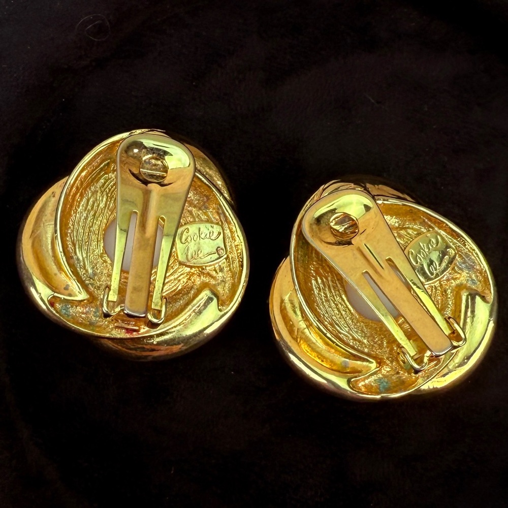 Beautiful vintage, goldtone, faux pearl Cookie Lee signed clip on earrings - Picture 4 of 8